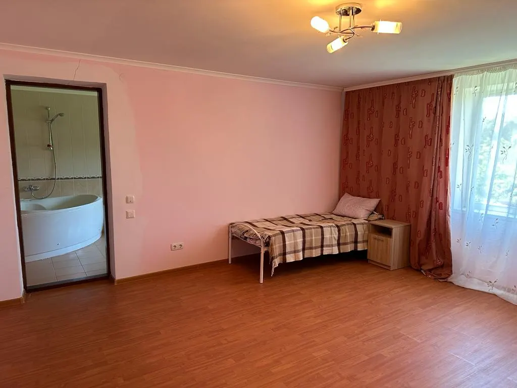 спальна кімната для постояльців у будинку престарілих у Хмельницькому