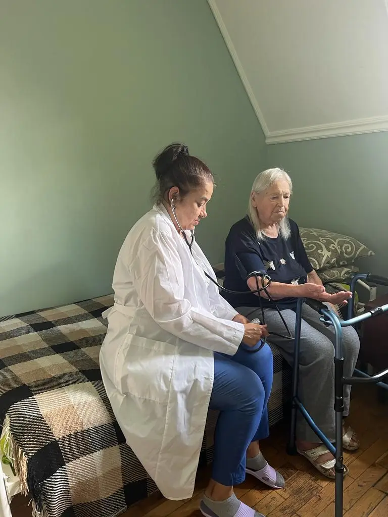 осмотр пожилых постояльцев в доме престарелых в Черновцах